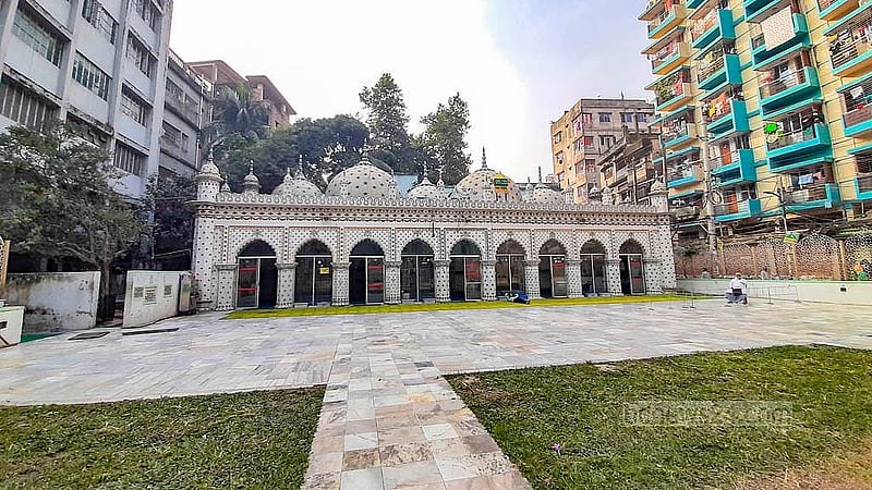 পুরান ঢাকার আরমানিটোলার আবুল খয়রাত সড়কে অবস্থিত তারা মসজিদ, যেটি নির্মিত করা হয় আঠারো শতকে
