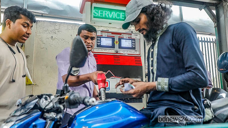 শাহবাগ এলাকার একটি ফিলিং স্টেশন শুক্রবার চালকদের চাহিদা অনুযায়ী তেল দিয়েছে। তবে এদিন রাজধানীর অনেক ফিলিং স্টেশনে তেল নেওয়ার পরিমাণ নির্দিষ্ট করা ছিল