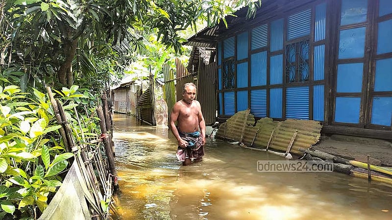 মকরধ্বজপুর গ্রামে ঘরে বাইরে রাস্তায়, উঠানে এখনও কোমর সমান পানি। শনিবার তোলা।