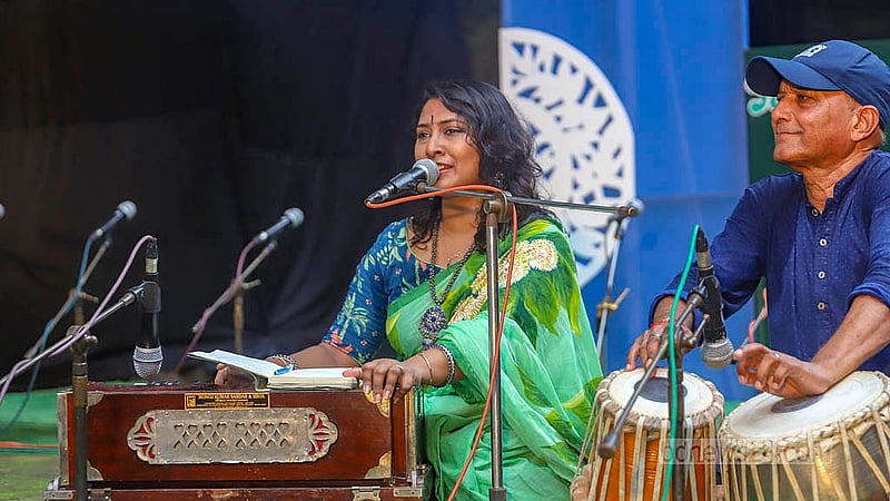 ঢাকা বিশ্ববিদ্যালয়ের চারুকলা অনুষদের বকুলতলায় রোববার সকালে আয়োজিত বর্ষা উৎসবে একক সংগীত পরিবেশ করছেন শিল্পী।  ছবি: আব্দুল্লাহ আল মমীন