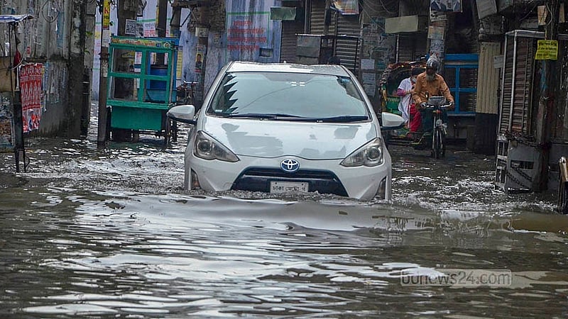 পুরান ঢাকার হোসনে দালান সড়কে জলাবদ্ধতা।