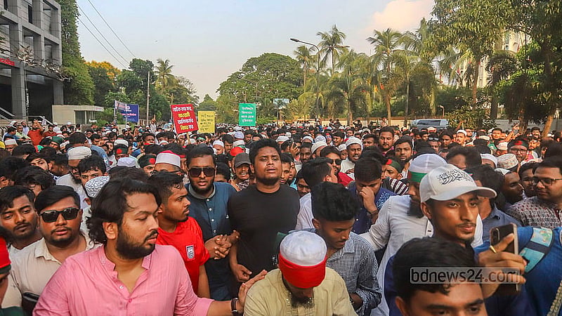 আওয়ামী লীগ নিষিদ্ধের দাবিতে শুক্রবার প্রধান উপদেষ্টার বাসভবনের কাছে মিন্টো রোডের প্রবেশ মুখে সমাবেশ শেষে মিছিল নিয়ে শাহবাগের দিকে যান জাতীয় নাগরিক পার্টির (এনসিপি) দক্ষিণাঞ্চলের মুখ্য সংগঠক হাসনাত আবদুল্লাহসহ অনেকেই।  ছবি: আব্দুল্লাহ আল মমীন