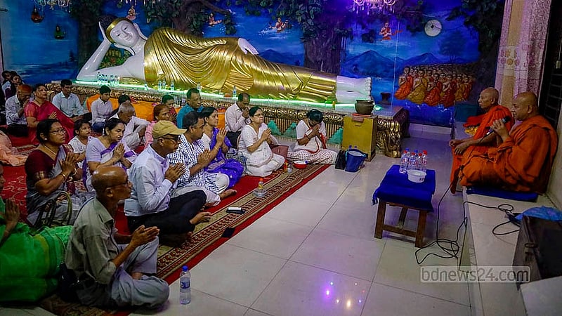 প্রবারণা পূর্ণিমায় সোমবার ঢাকার বাসাবো বৌদ্ধ মন্দিরে বৌদ্ধ ভিক্ষুর সঙ্গে প্রার্থনায় বৌদ্ধ ধর্মাবলম্বীরা