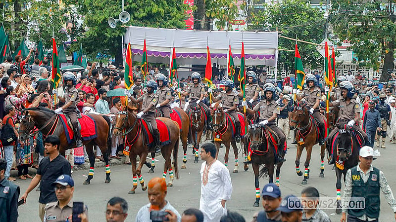নতুন বছরকে বরণ করতে ঢাকা বিশ্ববিদ্যালয়ের চারুকলা অনুষদের বৈশাখী শোভাযাত্রায় ছিল পুলিশের অশ্বারোহী দল