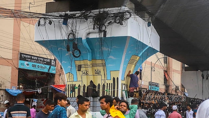 সৌন্দর্য বর্ধনের অংশ হিসেবে গুলিস্তানে ফ্লাইওভারের পিলারে আঁকা হচ্ছে জাতীয় মসজিদ বায়তুল মোকারমের ছবি। ছবি: আব্দুল্লাহ আল মমীন