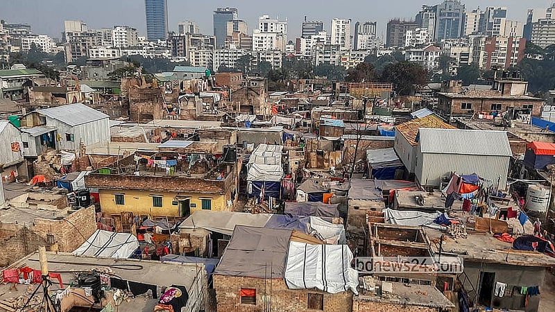 ঢাকার কড়াইল বস্তিতে ভয়াবহ আগুনের ক্ষতচিহ্ন ছড়িয়ে আছে চারপাশ; এর মধ্যে নতুন করে গড়ে উঠছে ঘরবাড়ি