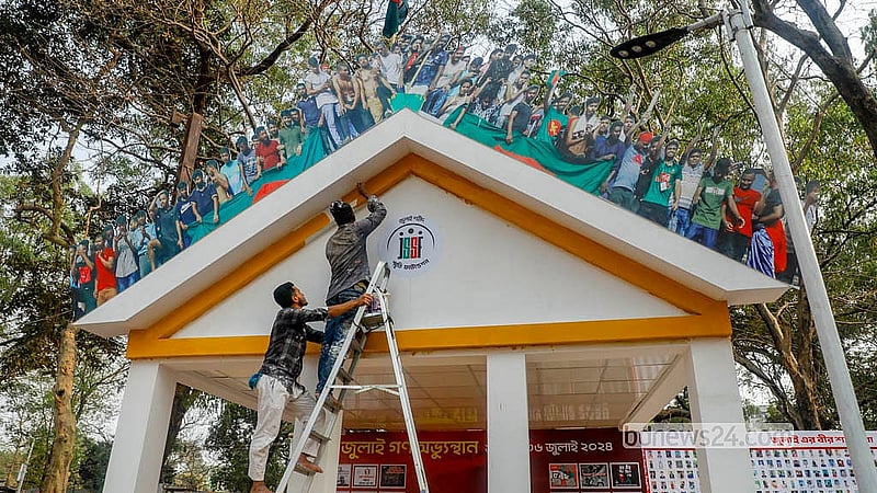 একুশে বইমেলার প্রথম দিন অনেক স্টলেই শ্রমিকদের কাজ করতে দেখা গেছে
