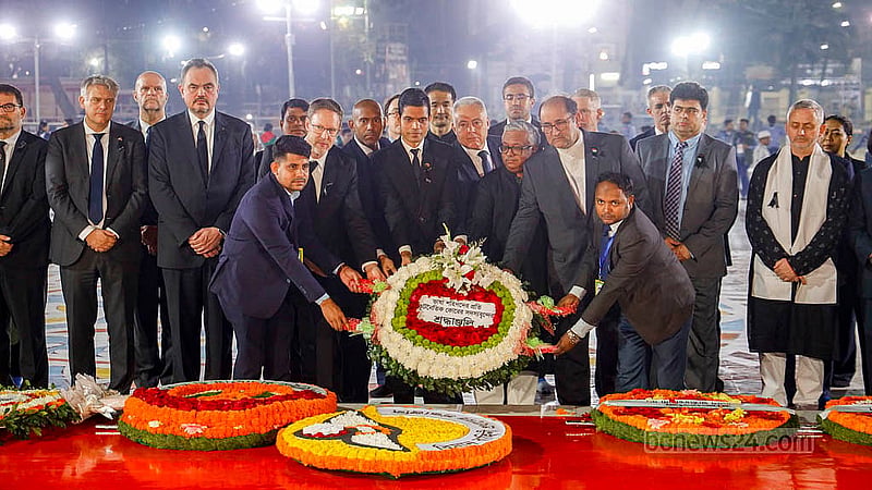 একুশের প্রথম প্রহরে কেন্দ্রীয় শহীদ মিনারে শ্রদ্ধা নিবেদন করেন কূটনীতিকরা