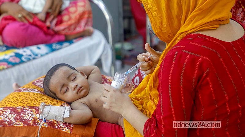 মহাখালীর ডিএনসিসি হাসপাতালে নেবুলাইজারে ওষুধ ভরছেন এক মা। শিশুদের শ্বাসকষ্ট, কাশি ও নিউমোনিয়ার মতো সমস্যায় দেওয়া হচ্ছে নেবুলাইজার