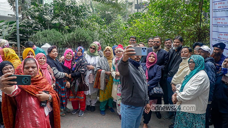 ঢাকা বিভাগীয় কমিশনার ও রিটার্নিং কর্মকর্তার কার্যালয়ে সোমবার মনোনয়নপত্র জমা দেন সংসদ নির্বাচনের প্রার্থীরা। বাইরে ছিল নেতাকর্মীদের ভিড়