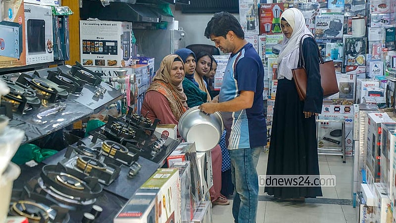 গ্যাস সংকটের মধ্যে রাজধানীর নিউ মার্কেটের বিভিন্ন দোকানে বৈদ্যুতিক চুলা ও রান্নার বৈদ্যুতিক সামগ্রী কিনতে ভিড় করছেন অনেকে। ছবি: আব্দুল্লাহ আল মমীন