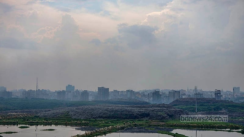 মাতুয়াইল স্যানিটরি ল্যান্ডফিলে প্রায় সময় ময়লা আবর্জনা পোড়ানো হয়ে থাকে; ধোঁয়া উড়তে দেখা যায় অনবরত। ফলে আশপাশের ভবন গুলো সব সময় ধোঁয়ায় আচ্ছন্ন থাকে। ছবি: মাহমুদ জামান অভি