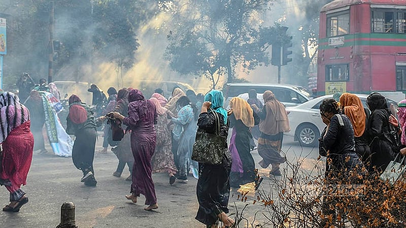 সরকারি প্রাথমিক বিদ্যালয়ে সহকারী শিক্ষক পদে নিয়োগ বাতিল হওয়া প্রার্থীদের সচিবালয়মুখী পদযাত্রা শিক্ষা ভবনের সামনে আটকে দেয় পুলিশ। এসময় কাঁদুনে গ্যাস ছুড়লে ছত্রভঙ্গ হয়ে যান তারা। ছবি: আব্দুল্লাহ আল মমীন