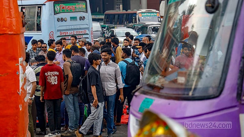 শাহবাগ মোড়ে ১০ থেকে ১৫ জনের একটা আন্দোলন চলছে। চারপাশের সড়ক খোলা; কিন্তু যানবাহনে জটলা পেকে যায়, যা নিয়ন্ত্রণে হিমশিম খেতে হয় ট্রাফিক পুলিশকে। ছবি: মাহমুদ জামান অভি