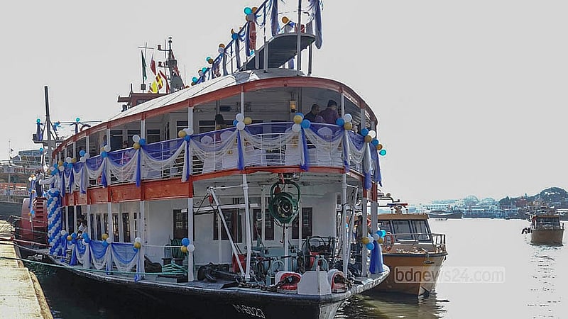 ঢাকার বাবুবাজারে বিআইডব্লিউটিসির ঘাটে যাত্রার অপেক্ষায় প্যাডেল স্টিমার পি এস মাহসুদ। ছবি: আব্দুল্লাহ আল মমীন