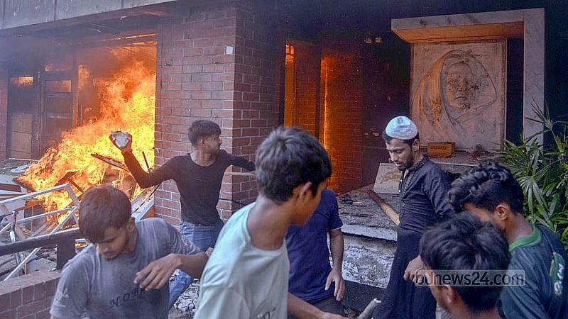 ৫ অগাস্ট ২০২৪: প্রবল গণ আন্দোলনের মুখে শেখ হাসিনা পালিয়ে ভারতে চলে যান। বঙ্গবন্ধু অ্যাভিনিউয়ে আওয়ামী লীগ কার্যালয়ে আগুন দেয় বিক্ষুব্ধ জনতা।