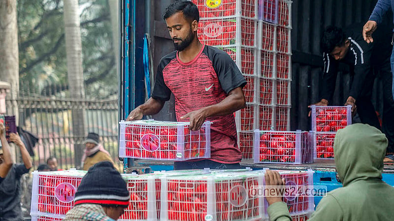 চায়না কমলা কর্ভাড ভ্যান থেকে নামিয়ে নেওয়া হচ্ছে ঢাকার বাদামতলী আড়তে