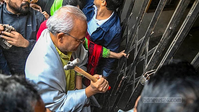 ১১ জানুয়ারি ২০২৪: ঢাকার নয়াপল্টনে পুলিশের সঙ্গে সংঘর্ষের জেরে ৭৫ দিন বন্ধ থাকার পর সেদিন বিএনপির কেন্দ্রীয় কার্যালয়ের তালা ভেঙে ভেতরে ঢোকেন দলটির নেতাকর্মীরা।