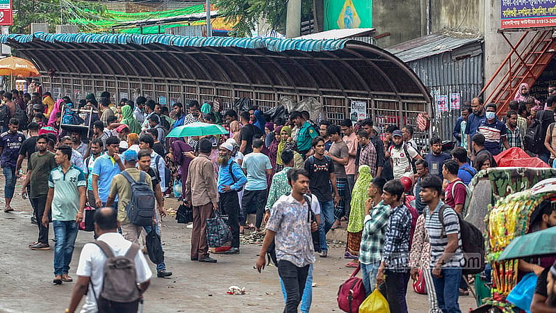 কোরবানির ঈদ উপলক্ষে ঢাকা ছাড়ছে মানুষ। বৃহস্পতিবার রাজধানীর দোলাইরপাড় থেকে তোলা। ছবি: আব্দুল্লাহ আল মমীন