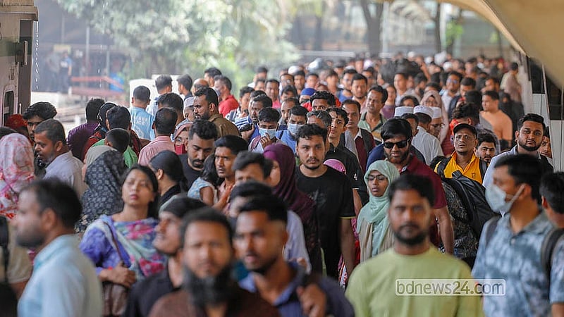 কমলাপুর রেল স্টেশনে বুধবার ঈদ উপলক্ষে ঘরমুখো মানুষের ভিড় দেখা যায়
