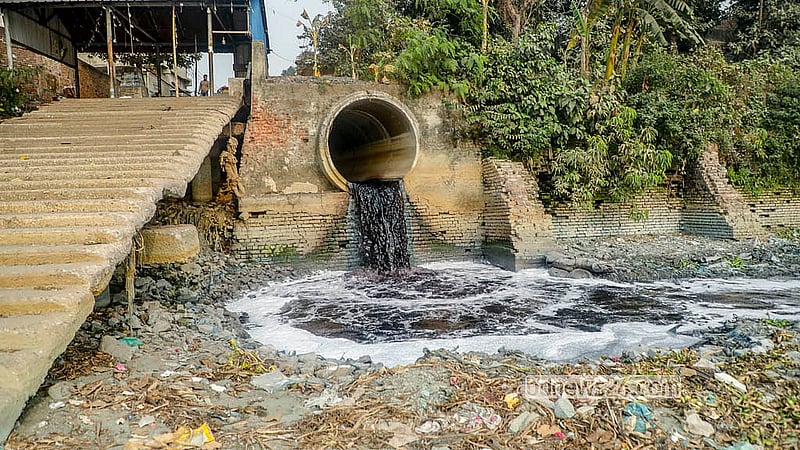 রাজধানীর শ্যামপুর, ধলেশ্বর গুদারাঘাটে বিভিন্ন কারখানার রাসায়নিক মিশ্রিত পানি মিশছে বুড়িগঙ্গায়