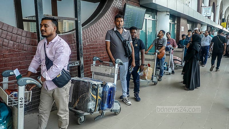 ঢাকার শাহজালাল আন্তর্জাতিক বিমানবন্দরে রোববার বহির্গমন যাত্রীদের অপেক্ষা। শনিবার বিমানবন্দরের কার্গো ভিলেজে অগ্নিকাণ্ডের জেরে রোববারও ছিল শিডিউল বিপর্যয়। ছবি: আব্দুল্লাহ আল মমীন