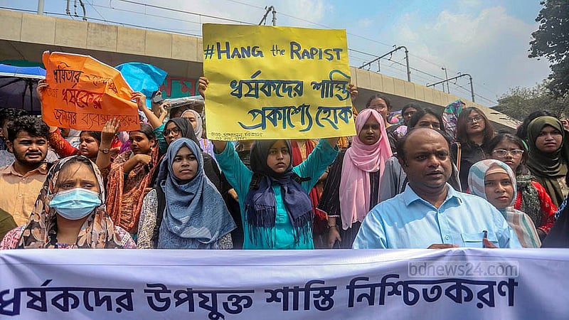 রাজু ভাস্কর্য সামনে ধর্ষকদের উপযুক্ত শাস্তি নিশ্চিতকরণ ও যৌন হয়রানির বিরুদ্ধে প্রতিবাদ সমাবেশ করে সামাজিক বিজ্ঞান অনুষদ বিভাগের শিক্ষার্থীরা। ছবি: আব্দুল্লাহ আল মমীন