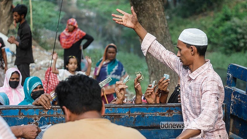 ইফতারের আর খুব বেশি সময় বাকি নেই। সে কারণে ত্রিমোহনী এলাকায় টিসিবির ট্রাকসেলের সামনে মানুষের হুড়োহুড়ি