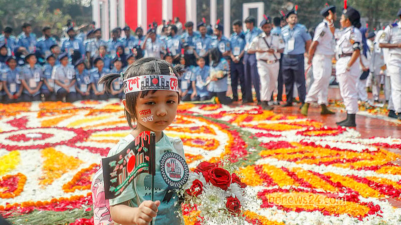 শ্রদ্ধার ফুল হাতে একুশে ফেব্রুয়ারির সকালে শহীদ মিনারে আসে শিশুটি। ছবি: আব্দুল্লাহ আল মমীন