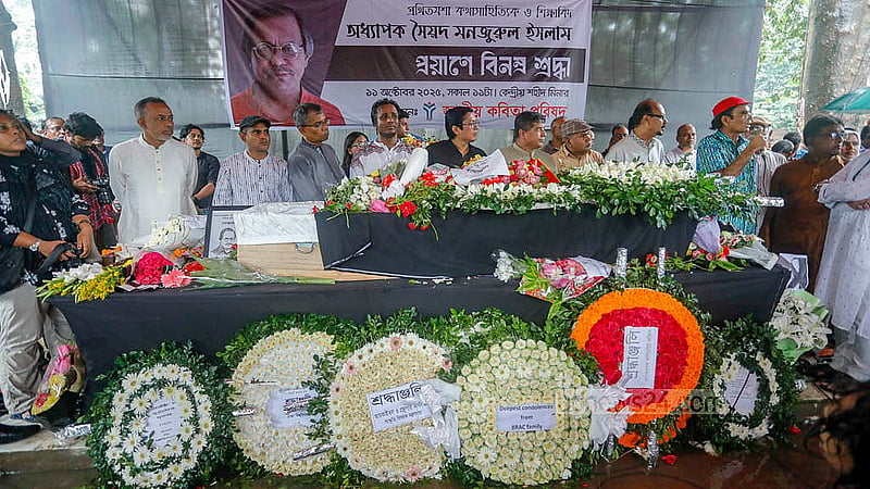 বৃষ্টি উপেক্ষা করে কেন্দ্রীয় শহীদ মিনার প্রাঙ্গণে শনিবার এমিরেটাস অধ্যাপক ও সাহিত্যিক সৈয়দ মনজুরুল ইসলামের কফিন ভরে ওঠে ফুলে ফুলে। ছবি: আব্দুল্লাহ আল মমীন