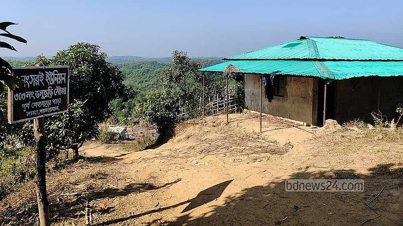 নতুন পূর্ব বেতছড়া পাড়ায় প্রবেশের আগে ইব্রাহিমের তৈরি করা আধাপাকা ঘর, যিনি নিজেকে ‘বেনজীরের’ লোক বলে পরিচয় দিতেন।