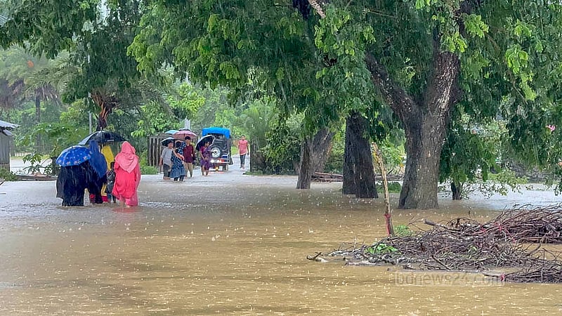 খাগড়াছড়ির দীঘিনালার মাইনি নদীর পানি বিপৎসীমা অতিক্রম করে প্লাবিত হয়েছে নিম্নাঞ্চল। শনিবার মেরুং ইউনিয়নের হেডকোয়ার্টার এলাকার সড়ক তলিয়ে গেছে।  ছবি: সমির মল্লিক