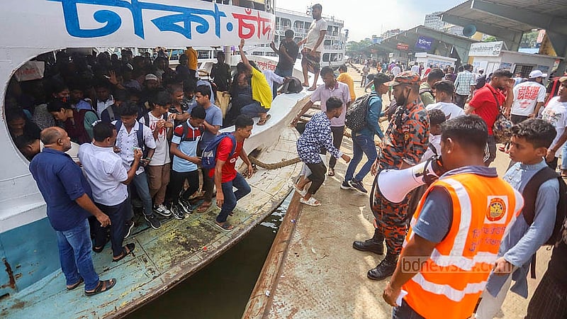 কেউ যেন সিঁড়ি লাগানোর আগেই ঝুঁকি নিয়ে লঞ্চ থেকে না নামেন, সেজন্য  যাত্রীদের সতর্ক করে দেয় ফায়ার সার্ভিস। শুক্রবার সদরঘাট টার্মিনালে।  ছবি: আব্দুল্লাহ আল মমীন