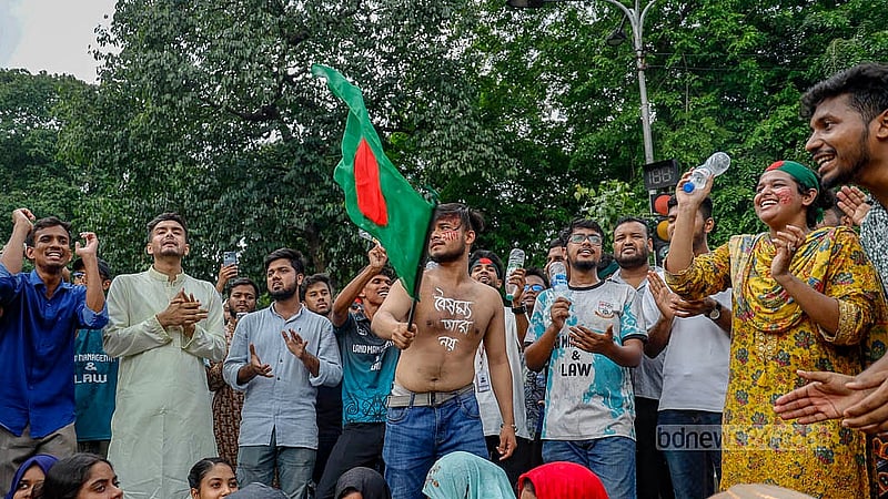 রাজধানীর কাকরাইল মসজিদ মোড়ে অনশনে বসার আগে শুক্রবার সকাল থেকে স্লোগান, বিদ্রোহী কবিতা ও গান গেয়ে অবস্থান কর্মসূচি পালন করেন জগন্নাথ বিশ্ববিদ্যালয়ের আন্দোলনকারীরা। ছবি: মাহমুদ জামান অভি