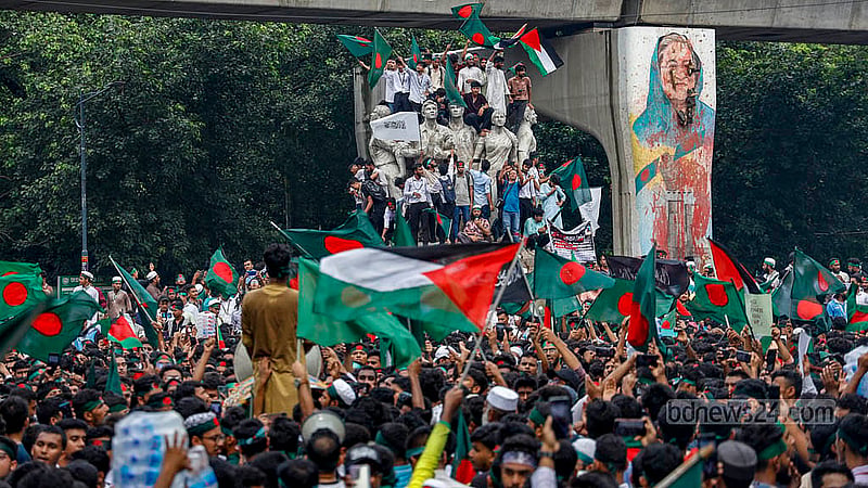 ৫ সেপ্টেম্বর ২০২৪: শেখ হাসিনা সরকারের পতনের এক মাস পূর্তি উপলক্ষে ঢাকা বিশ্ববিদ্যালয়ের রাজু ভাস্কর্য থেকে ‘শহীদি মার্চ’ আয়োজন করে বৈষম্যবিরোধী ছাত্র আন্দোলন। ছবি: মাহমুদ জামান অভি