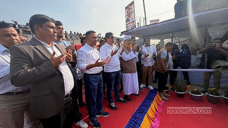 বগুড়ার মহাস্থানগড়ে শুক্রবার জুমার পর দরবেশ শাহ সুলতান বলখী মাহিসওয়ারের (র.) মাজার জিয়ারত করেন বিএনপি চেয়ারম্যান তারেক রহমান