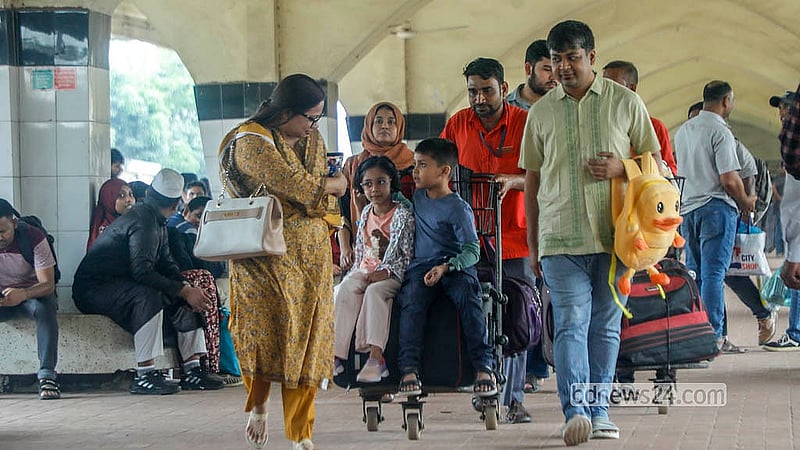 স্বজনদের সঙ্গে রোজার ঈদ উদযাপনে ট্রেনে ঢাকা ছাড়ছে মানুষ। বুধবার কমলাপুর রেল স্টেশন থেকে তোলা