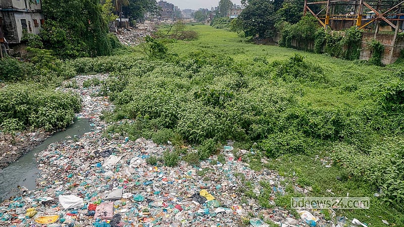 ঢাকার কেরাণীগঞ্জের পাড় গেন্ডারিয়া সেতুর নিচ থেকেই শুভাঢ্যা খালের শুরু। যদিও আবর্জনা আর দখলে সেটিকে চেনা যায় না। ছবি: আব্দুল্লাহ আল মমীন