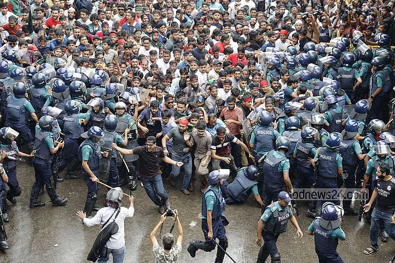 সরকারি চাকরিতে কোটা বাতিল করে জারি করা পরিপত্র অবৈধ ঘোষণার পর বাংলা ‘ব্লকেড নামে’ শিক্ষার্থীদের আন্দোলনের কারণে গোটা সপ্তাহ জুড়ে রাজধানীতে চলাচলে তীব্র ভোগান্তিতে পড়তে হয়েছে মানুষকে।