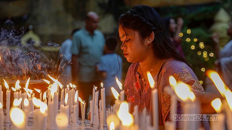 প্রবারণা পূর্ণিমায় সোমবার ঢাকার বাসাবো ধর্মরাজিক বৌদ্ধবিহারে মোমবাতি প্রজ্বালন করেন পুণ্যার্থীরা