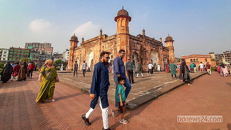 পুরান ঢাকার লালবাগের কেল্লায় শুক্রবার পরিবারের সদস্যদের নিয়ে ঘুরতে আসেন অনেকে