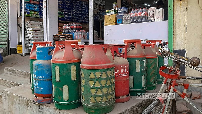 ঢাকার ডেমরা এলাকায় খালি সিলিন্ডার সাজিয়ে রাখা ডিলার পয়েন্ট