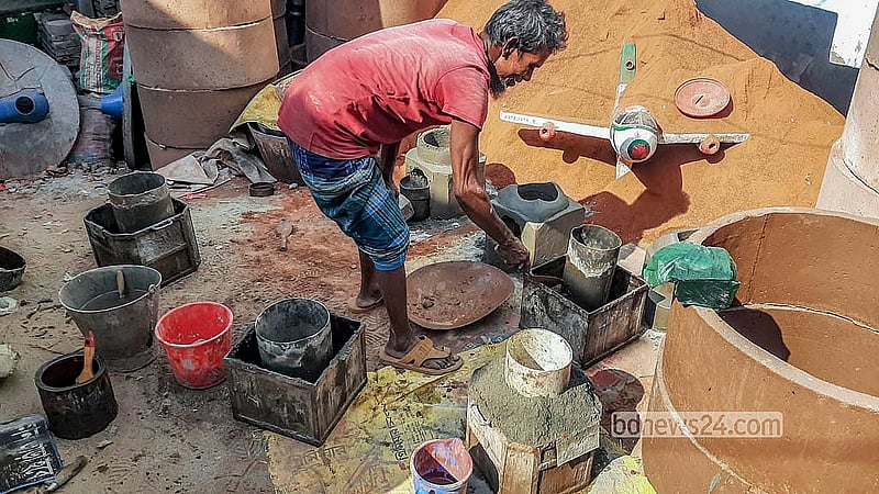 রাজধানীর দোলাইরপাড় এলাকার একটি কারখানায় সিমেন্ট-সুরকিতে তৈরি হচ্ছে লাকড়ির চুলা। নকশা ও আকারভেদে দামে রয়েছে পার্থক্য। ছবি: আব্দুল্লাহ আল মমীন