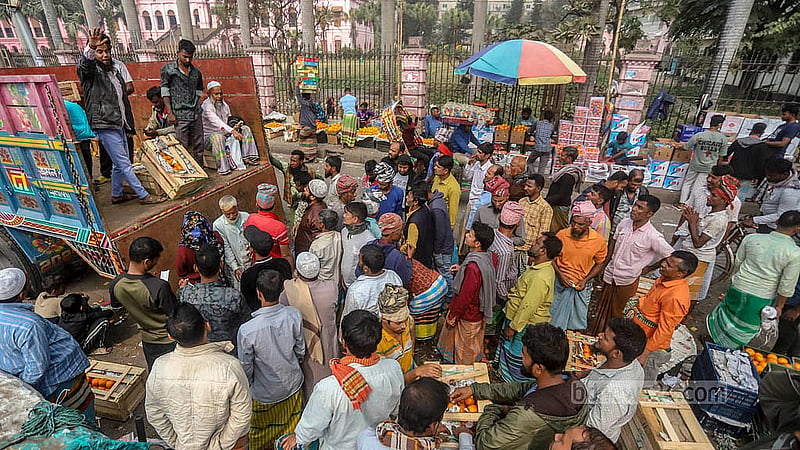 দেশে-বিদেশের বিভিন্ন প্রান্ত থেকে ফল আসে ঢাকার বাদমতলী ঘাটে। পাইকারিতে কম দামে সেসব ফল কিনতে ঘাটে ভিড় করেন ব্যবসায়ীরা। মঙ্গলবার সেখানে ভুটান থেকে আমদানি করা কমলা বিক্রি হতে দেখা যায়। ছবি: আব্দুল্লাহ আল মমীন