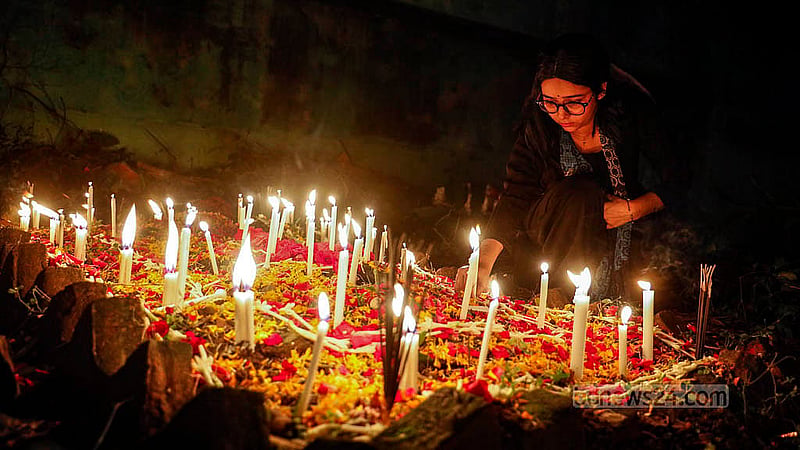 ‘অল সোলস ডেতে’ প্রয়াতদের আত্মার শান্তি কামনায় ঢাকার ওয়ারীতে খ্রিষ্টান সমাধি ক্ষেত্রে একটি সমাধিতে মোমবাতি প্রজ্জলনে এক তরুণী। ছবি: মাহমুদ জামান অভি