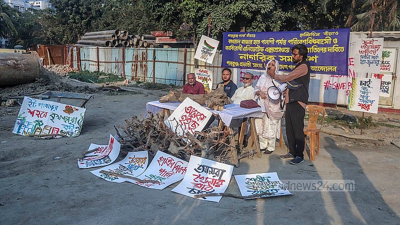 কারওয়ানবাজারে পান্থকুঞ্জ পার্ক রক্ষায় শুক্রবার নাগরিক সমাবেশ উদ্বোধন করেন জুলাই গণআন্দোলনে নিহত তাহির জামান প্রিয়র মা শামসি আরা জামান কলি। ছবি: আব্দুল্লাহ আল মমীন