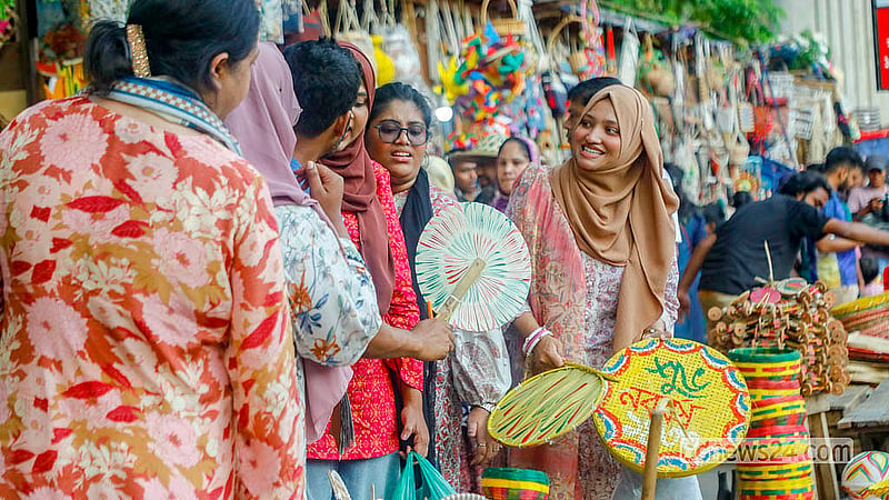 বৈশাখ বরণের নানা উপকরণ কিনতে অনেকেই চলে আসেন ঢাকা বিশ্ববিদ্যালয়ের দোয়েল চত্বরে