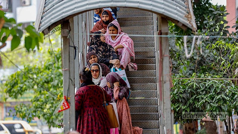 এএসসি পরীক্ষা দিচ্ছে শিক্ষার্থীরা, কেন্দ্রের বাইরে তাদের অপেক্ষায় অভিভাবকেরা। ছবি: মাহমুদ জামান অভি