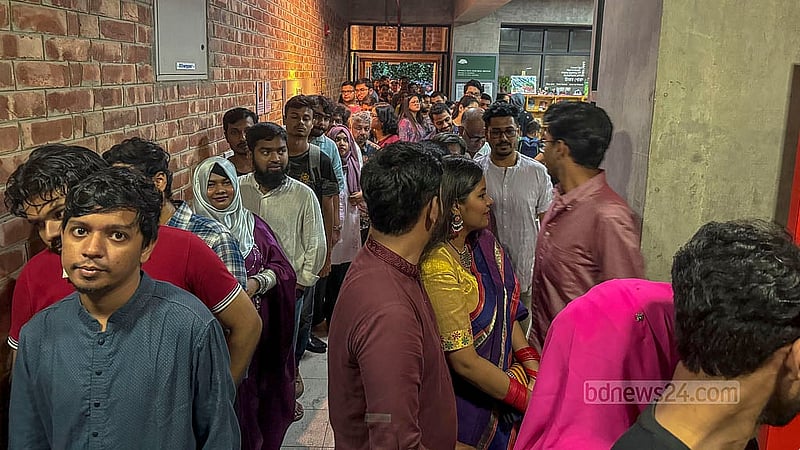 পান্থপথের দৃক পাঠ ভবনের নিচে দর্শকদের দীর্ঘ এ লাইন নবম তলার দৃক গ্যালারিতে কার্টুন প্রদর্শনী দেখতে যাওয়ার জন্য। শুক্রবার ছিল ‘কার্টুনে বিদ্রোহ’ শীর্ষক এই প্রদর্শনীর শেষ দিন। কিন্তু প্রচুর দর্শক সমাগম হওয়ায় প্রদর্শনীর ব্যাপ্তি আরো এক সপ্তাহ বাড়িয়ে ৩১ অগাস্ট পর্যন্ত করা হয়েছে।