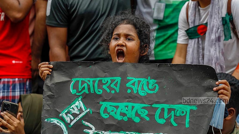 ঢাকার আফতাবনগরে ইস্ট ওয়েস্ট বিশ্ববিদ্যালয়ের সামনে কোটা সংস্কার আন্দোলনকারীদের সঙ্গে যোগ দেয় এই শিশুও। ছবি: মাহমুদ জামান অভি